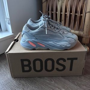 Yeezy Boost 700 V2 Inerti size 5 Men’s